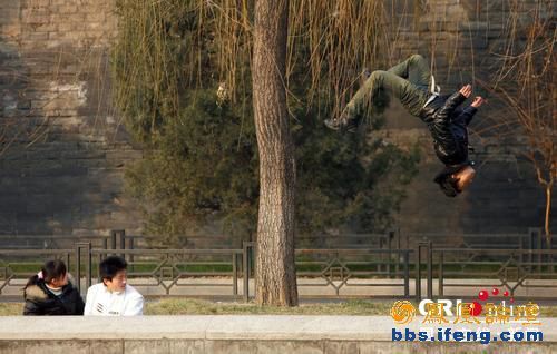 4399小游戏里的极限跑酷怎么连跳和向上爬墙