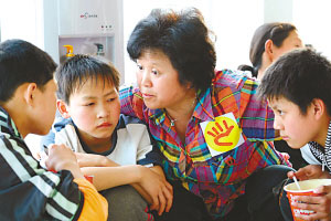 地震灾区心理专家抚慰见效：孩子不怕了