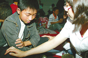 地震灾区心理专家抚慰见效：孩子不怕了