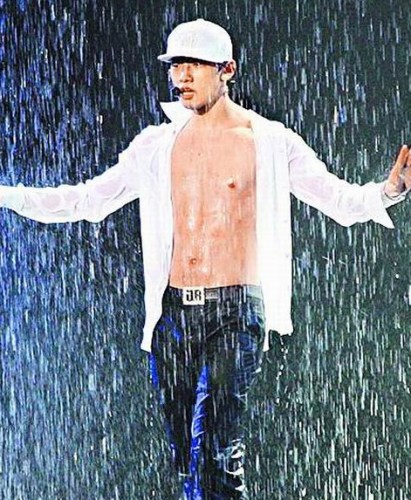 rain露健硕胸肌上演湿身秀