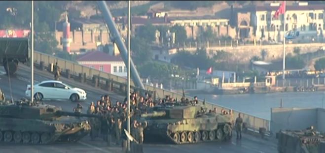 土耳其政變：博斯普魯斯大橋上叛軍舉手投降