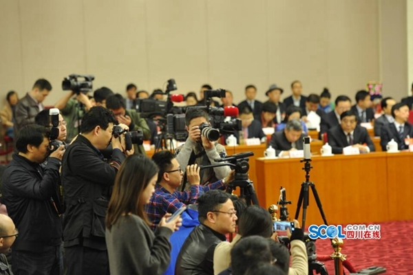 媒体正在现场报道.(图片来自四川在线)