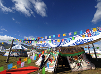Festival traditionnel de courses de chevaux au Tibet