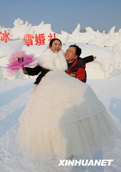 Cérémonie de mariage collective durant le 25e festival international de neige et de glace