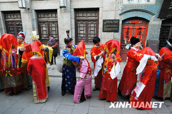 20 couples de jeunes mariés en provenance de Jinan, Qingdao, Zibo et Dongying ont participé à cette cérémonie.