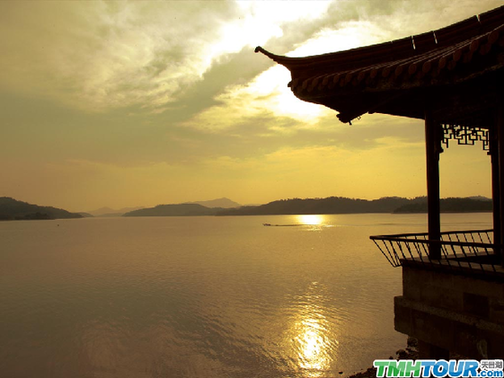 Le lac Tianmu lors du couché du soleil