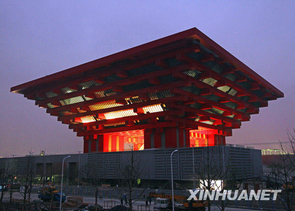 Le 17 novembre au soir, essai des illuminations du Pavillon de Chine sur le site de l'Expo de Shanghai.