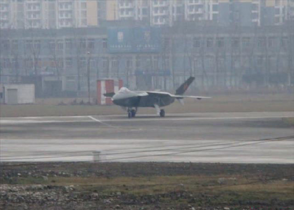Le premier avion de combat furtif chinois Jian 20 a réussi son vol d'essai