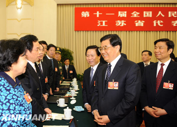Hu Jintao diskutierte den Bericht mit den NVK-Abgeordneten aus der ostchinesischen Provinz Jiangsu. 