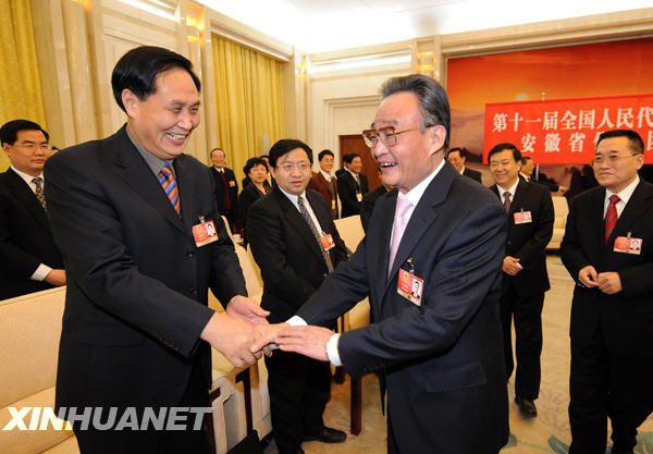 Wu Bangguo diskutierte den Bericht mit den NVK-Abgeordneten aus der ostchinesischen Provinz Anhui.