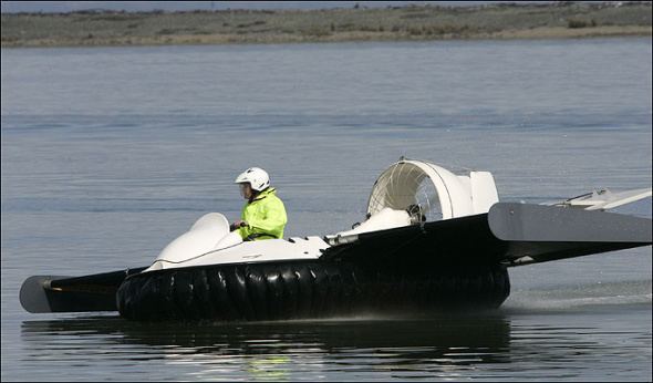 Eine wilde Erfindung aus Neuseeland wird momentan im Internet sehr aufmerksam verfolgt. Das Hovercraft mit Flügeln kann nicht nur auf dem Boden und im Wasser, sondern auch in der Luft fahren.