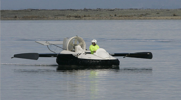 Eine wilde Erfindung aus Neuseeland wird momentan im Internet sehr aufmerksam verfolgt. Das Hovercraft mit Flügeln kann nicht nur auf dem Boden und im Wasser, sondern auch in der Luft fahren.