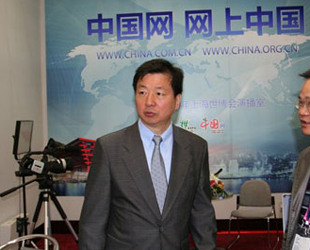 Nach der Teilnahme an der Eröffnungszeremonie des UN-Pavillons hat der Präsident der China International Publishing Group (CIPG) Zhou Mingwei das Studio des Internetportals China.org.cn besucht