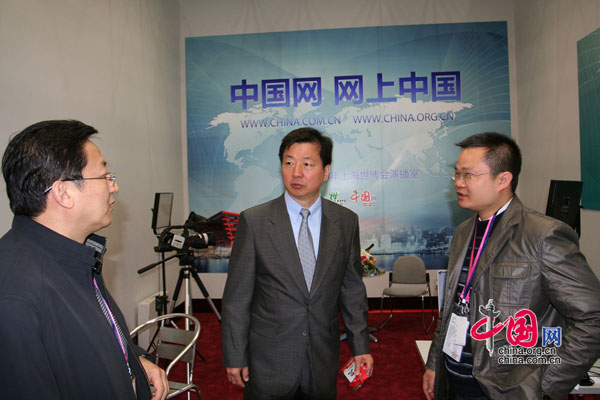 Nach der Teilnahme an der Eröffnungszeremonie des UN-Pavillons hat der Präsident der China International Publishing Group (CIPG) Zhou Mingwei das Studio des Internetportals China.org.cn besucht