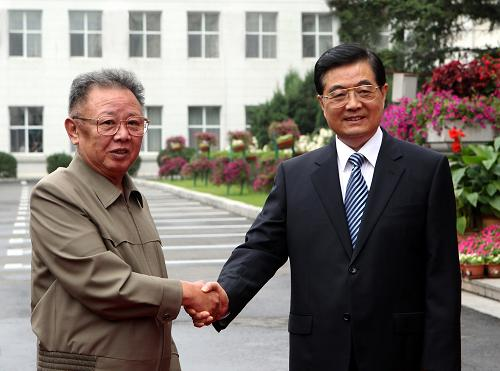 In den chinesischen Medien gab es erst am Montag Meldungen über Kims Reise und das Treffen mit Hu Jintao. Dennoch 'begleiteten' internationale Medien, vor allem die aus Südkorea und Japan, eine 'mögliche Reise' von Kim bereits seit vergangenem Donnerstag. Sie vermuteten, dass Kim seinen dritten Sohn Kim Jong Un, der früheren Medienberichten zufolge sein Nachfolger werden könnte, nach China mitgebracht hätte. In den chinesischen Medien gab es erst am Montag Meldungen über Kims Reise und das Treffen mit Hu Jintao. Dennoch 'begleiteten' internationale Medien, vor allem die aus Südkorea und Japan, eine 'mögliche Reise' von Kim bereits seit vergangenem Donnerstag. Sie vermuteten, dass Kim seinen dritten Sohn Kim Jong Un, der früheren Medienberichten zufolge sein Nachfolger werden könnte, nach China mitgebracht hätte.