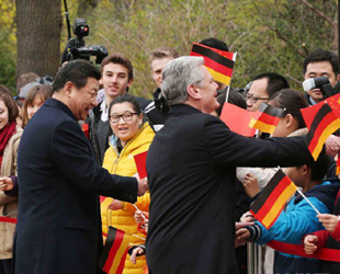 Chinas Staatspräsident Xi Jinping hat am Freitag und Samstag Deutschland einen Besuch abgestattet. Seine letzte Station in dem Land war Nordrhein-Westfalen, in dem auch viele chinesische Unternehmen ansässig sind.