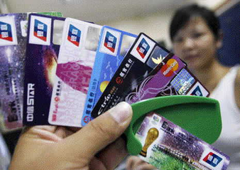 中国銀聯と日本の三井住友カード株式会社は18日、東京で三井住友カード株式会社が中国銀聯の標準クレジットカードを発行することを共同で発表した。日本のカード会社が銀聯ブランドのクレジットカードを発行するのは初めて。