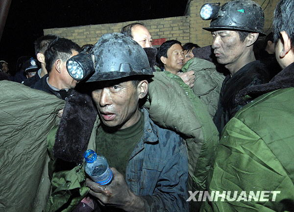 10 из 12 заблокированных под землей в результате взрыва шахты в пров. Хэбэй были спасены