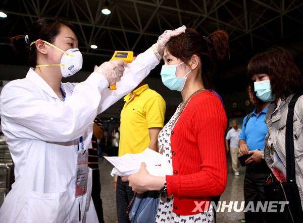 Волонтеры, работающие на передовом фронте профилактики и контроля заболеваний гриппом A/H1N1 