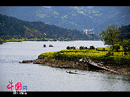 Красивая река Синьаньцзян в древнем поселке Си провинции Аньхой