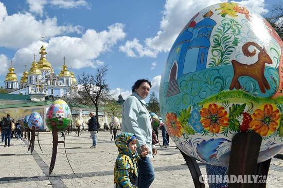 Разноцветные пасхальные яйца на улицах Украины