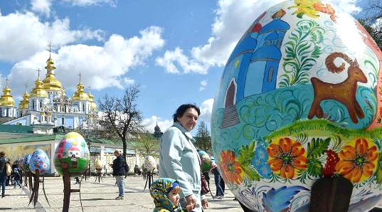 Разноцветные пасхальные яйца на улицах Украины