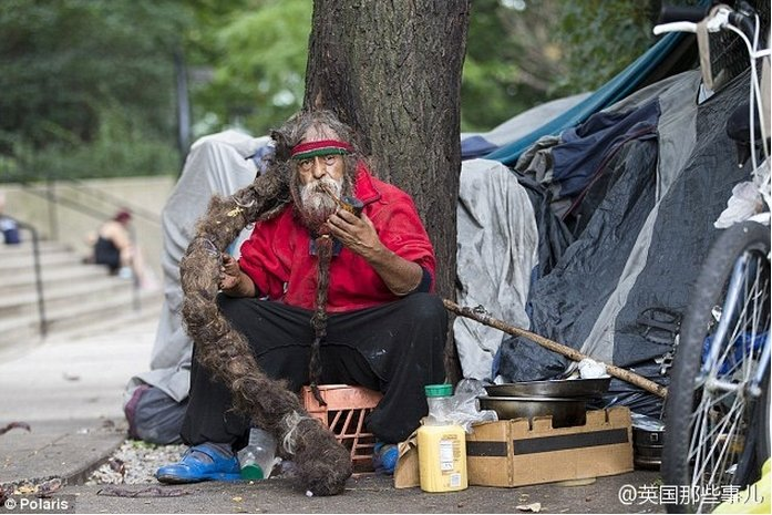 Un linyera tiene peinado como un palo