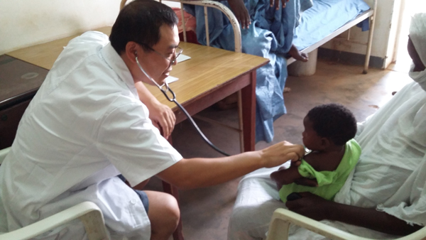 El pediatra que sana niños en el desierto
