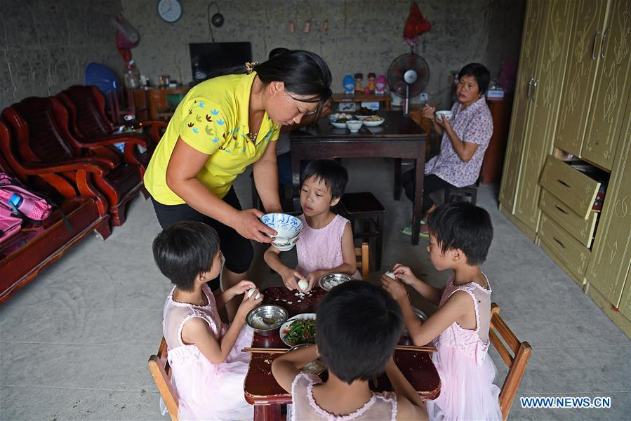 Familia de cuatrillizas en Jiangxi supera la pobreza 1