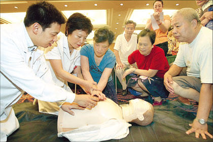Luwan District residents learn how to resuscitate heart attack victims yesterday in a community training course at Ruijin Hospital.
