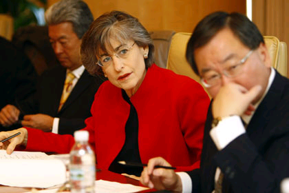 Hawaii Tourism Authority CEO Lloyd I. Unebasami (from left), Hawaii Governor Linda Lingle and Theodore E. Liu, director of the Hawaii Department of Business, Economic Development and Tourism, attend a news conference at the JW Marriot Hotel in Shanghai yesterday.