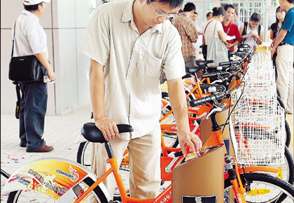 A man rents a bike yesterday at Zhangjiang High-tech Park Metro station. [Shanghai Daily] 
