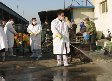 Members of the Disease Control and Preventive Bureau of Sanhe City disinfect the Yanjiaoqingong Market in Hebei Province yesterday.