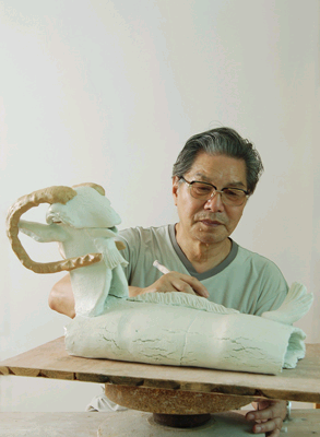 Ceramic artist Zhou Guozhen at work 