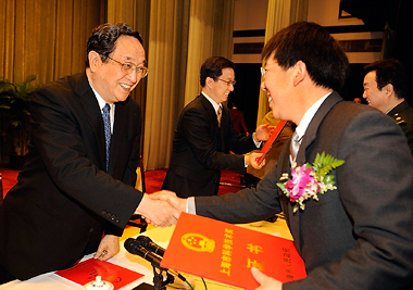 Shanghai Party Secretary Yu Zhengsheng and Mayor Han Zheng award certificates to winners of the 2008 Shanghai Science and Technology Awards yesterday.