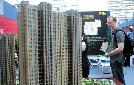 An expat in Suzhou visits a local residential property fair last September.[China Daily]