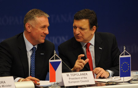 EU rotating Presidency Czech Prime Minister Mirek Topolanek (L) talks with European Commission's President Jose Manuel Barroso during the press conference after the first day meeting of EU spring summit in Brussels, capital of Belgium, March 19, 2009. [Xinhua]