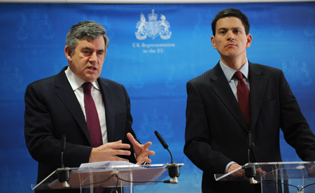 British Prime Minister Gordon Brown (L) and Foreign Secretary David Miliband attend a press conference held after the close of the two-day European Union spring summit in Brussels, capital of Belgium, March 20, 2009. [Xinhua]