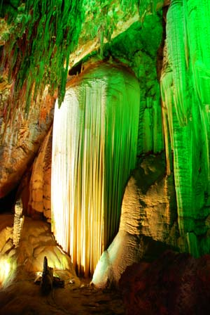 Photo taken on April 24 shows the stalactite in the Furong Karst Cave in Wulong County of southwest China's Chongqing. About 30 different kinds of Sedimentary Characteristics can be found in the single cave, with an area of 37,000 square meters, which draws attention of many experts and tourists.[Xinhua]