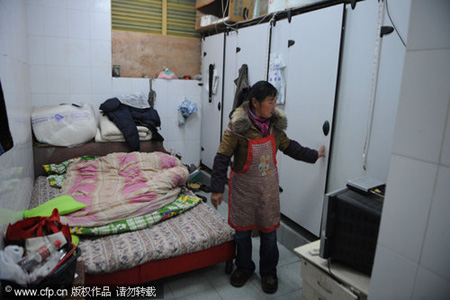 This woman is one of 10 migrant workers living in a public restroom, which they have turned into their dorm in Hangzhou, capital city of east China's Zhejiang province. These workers, all of them city gardeners, make a wage of about 1,000 yuan ($146) per month. All photos were taken on Jan. 31. [Photo/CFP]