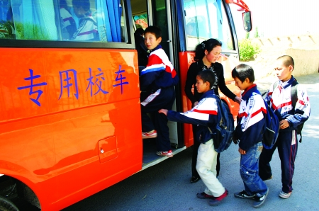 Chinese authorities will standardize all the primary school buses to ensure safety of pupils when they commute between home and school.