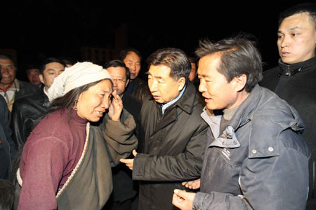 Chinese Vice Premier Hui Liangyu (third right) comforts a quake-affected villager in Yushu of northwest China's Qinghai province April 14, 2010. A 7.1 magnitude earthquake hit the region early on Wednesday, leaving about 400 dead and 10,000 injured. [Photo/Xinhua] 