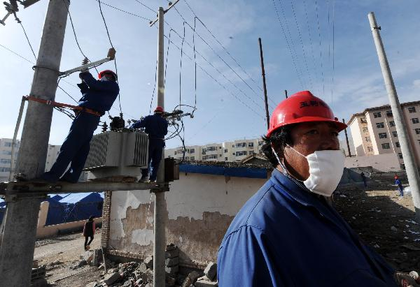 Electric power workers repair Electric facilities in the quake-hit Yushu Tibetan Autonomous Prefecture of northwest China's Qinghai Province, April 19, 2010.