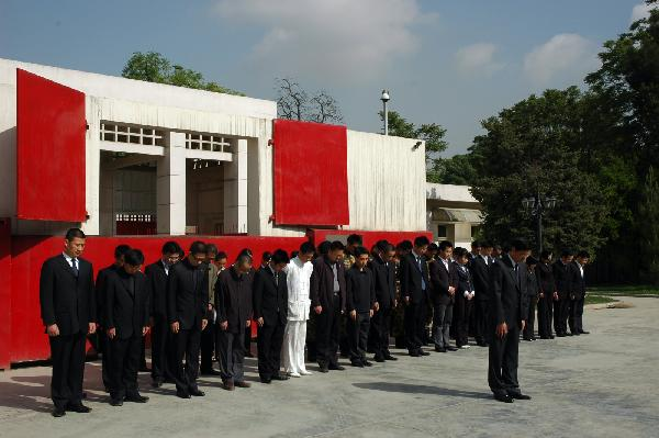 Staff members of Chinese Embassy in Afghanistan attend a mourning ceremony in honor of victims of the earthquake that hit Yushu of northwest China's Qinghai Province, in Kabul, capital of Afghanistan, April 21, 2010. 