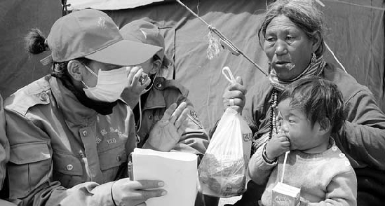 Quake victims receive psychological counseling in Yushu on April 18. 