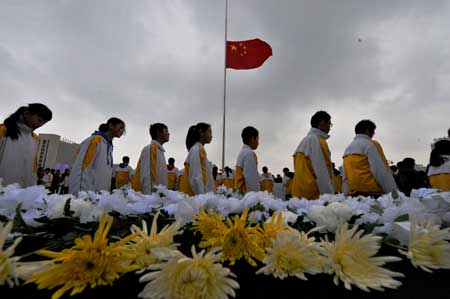 Students in Xining, Qinghai Province attend a ceremony yesterday to mourn people killed in the Yushu earthquake.