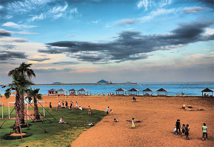 The 3.5-kilometer-long City Beach is one of the major attractions in Jinshan District. [Source: Shanghai Daily] 