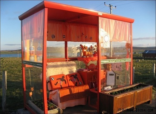 Britain&apos;s most luxurious bus stop has a sofa, a table, a computer, a TV set, a microwave, phone and even a hot-snacks stand. [huanqiu.com]