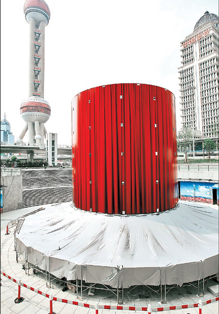Preparations are under way at the first Apple Store in Shanghai yesterday. Apple will open the store in the Lujiazui area in Pudong New Area on July 10. [Shanghai Daily]