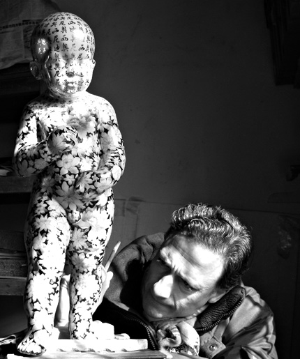 Sculptor Dionisio Cimarelli puts the finishing touches on a ceramic sculpture.(Shanghai Daily photo)